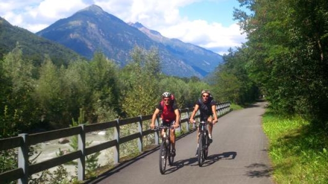 Il Sentiero Valtellina è una via ciclopedonale che unisce Colico a Bormio. Masperi