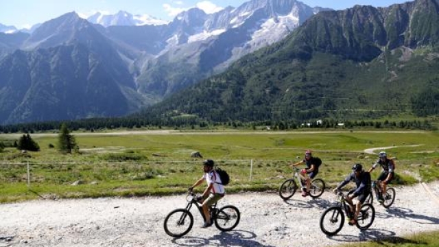 Mountain bike a pedalata assistita su un ampio sentiero di montagna. Masperi