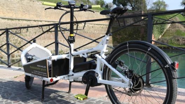 Una cargo bike a pedalata assistita: adatta alle merci e al trasporto di bambini. Masperi