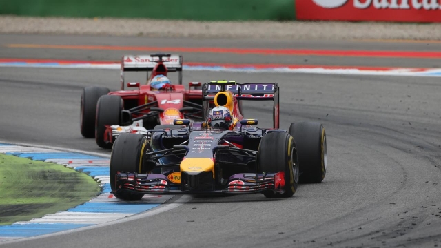 Il duello tra Ricciardo e Alonso al Nürburgring nel 2014 (LaPresse)