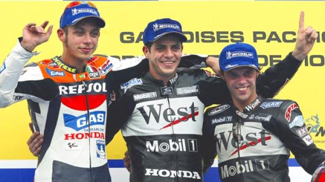 Il podio del GP del Pacifico 2002 a Motegi: Barros (1°) tra Rossi (2°) e Capirossi (3°). Epa