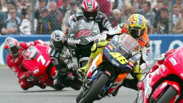 Nel 2002, correndo contro le MotoGP a quattro tempi, Loris riuscì a conquistare due podi. Epa