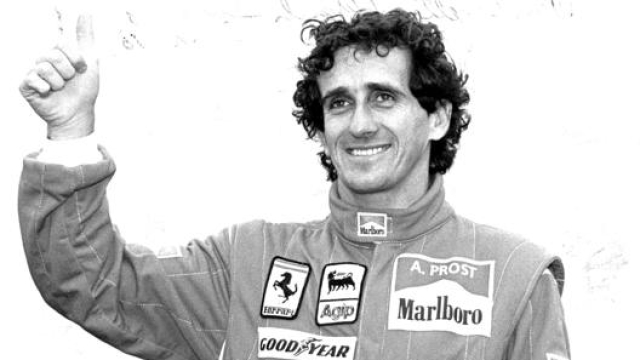 Alain Prost , 65 anni, con la tuta della Ferrari