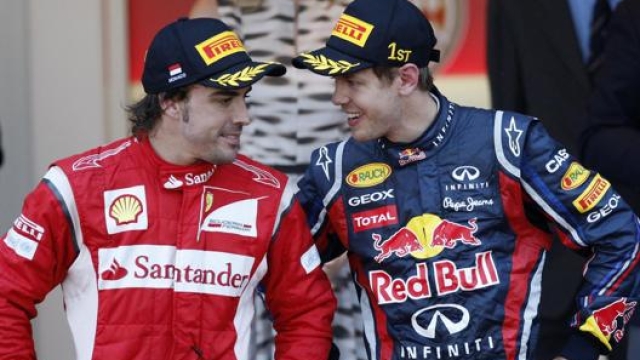 Fernando Alonso, 38 anni, con Sebastian Vettel, 32, suo successore alla rossa AP