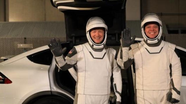 Robert Behnken e Doug Hurley, davanti alla vettura Tesla
