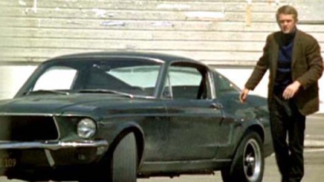 L’attore americano con la Ford Mustang usata in “Bullitt”