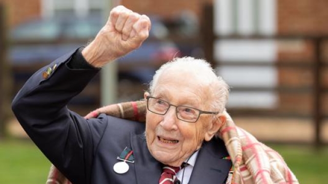 Il veterano della seconda guerra Mondiale Tom Moore festeggia i 100 anni AP