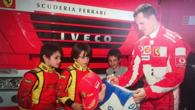 Schumi firma autografi sulle tute di quattro giovani piloti a Le Castellet, tra questi c’è anche Charles Leclerc