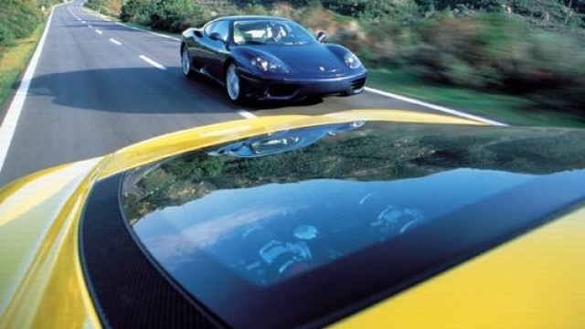 Una particolare vista della Ferrari F360 Modena. Si notino le piccole prese d’aria e il cofano posteriore in cristallo