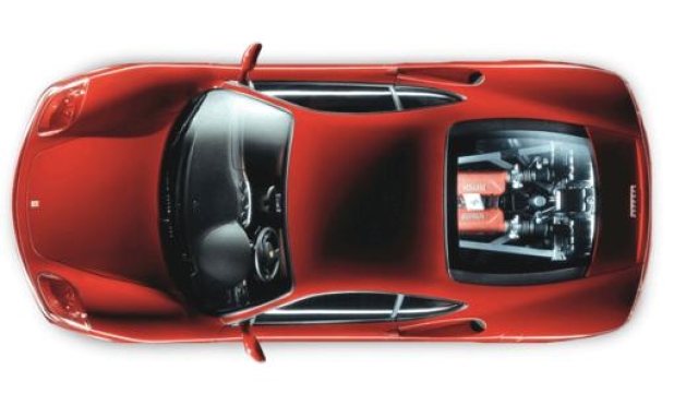 Una particolare vista della F360 Modena dall’alto che evidenzia le linee sinuose e il cofano trasparente in cristallo per lasciare ammirare il potente 3.6l V8 tutto in alluminio