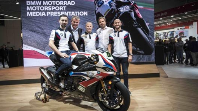 Il team BMW Motorrad del mondiale Superbike durante Eicma 2019; in sella Eugene Laverty e a destra Tom Sykes