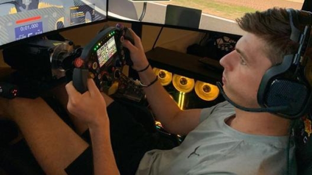 Max Verstappen, 22 anni, impegnato al simulatore.