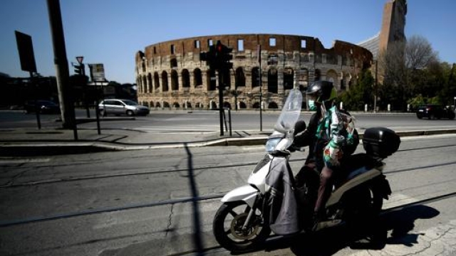 Un motociclista a Roma. Afp