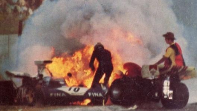Hailwood cerca di estrarre Clay Regazzoni dalla sua vettura in fiamme: era il GP del Sudafrica di F1 del 1973