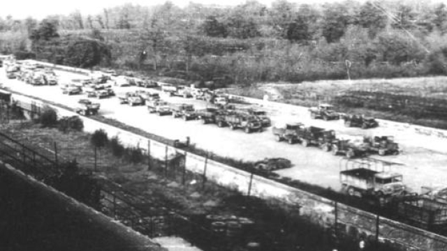 Circuito di Monza nel 1945: camion e carri armati americani sul rettilineo principale per essere venduti