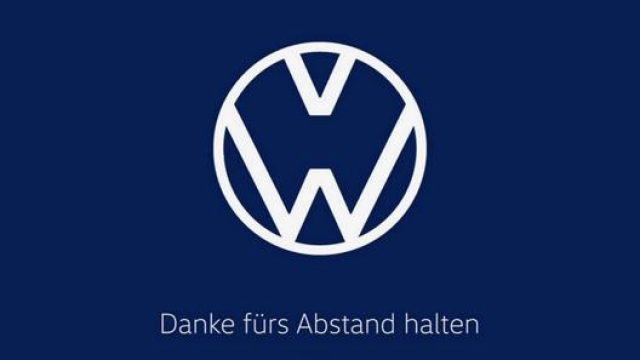 La V e la W di Volkswagen distanziate nel logo-messaggio