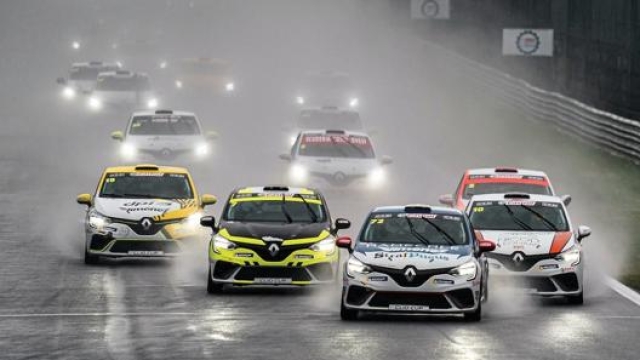 La partenza di gara 1 della Renault Clio Cup Europe a Monza. R. Piccinini