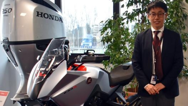 Kondo, in Honda dal 1997, qui in posa di fianco al concept CB4
