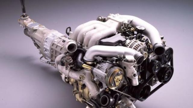 Il birotore Wankel 13B-Rew accoppiato con il cambio meccanico a cinque rapporti. Nella foto l’ultima evoluzione del 1992 equipaggiato con due turbocompressori collegati in serie