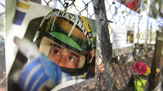 Una foto di Senna nella zona dell’incidente a Imola.Lapresse