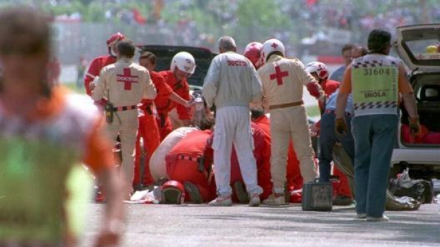 I soccorsi a Senna dopo l’incidente al Tamburello. Getty