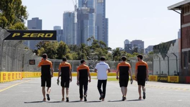 Meccanici della McLaren in pista a Melbourne