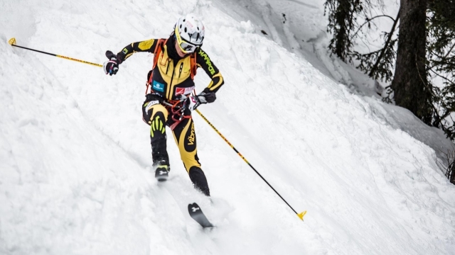 Katia Tomatis impegnata in una gara di scialpinismo