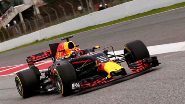 Max Verstappen in azione con la sua Red Bull nei test di febbraio. EPA