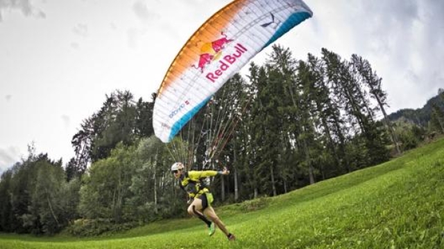 Aaron Durogati, atleta Red Bull, detiene il record italiano di volo (509,6 km)