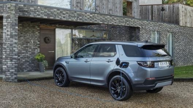 Per Nick Rogers, direttore progettazione di Jaguar Land Rover, “I nuovi Suv Phev offrono doti di capacità e compostezza in propulsione all-electric ed un’efficienza stupefacente su strada ed in off-road”