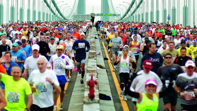 Scatto iconico: la partenza dei quasi 50.000 partecipanti alla maratona di New York sul ponte di Verrazzano. Un rito che il 1° novembre dovrebbe ripetersi.