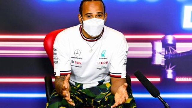 Lewis Hamilton in conferenza stampa in Spagna. Afp