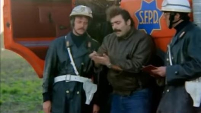 Diego Abatantuono nel camionista Tirzan durante un incontro con i vigili nel film cult: Eccezzziunale veramente.