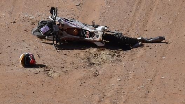 La moto di Paulo Goncalves dopo l’incidente. Afp