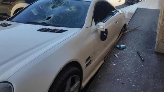 La Mercedes SL bianca distrutta dall’ufficiale di polizia a bordo di una Mitsubishi L200