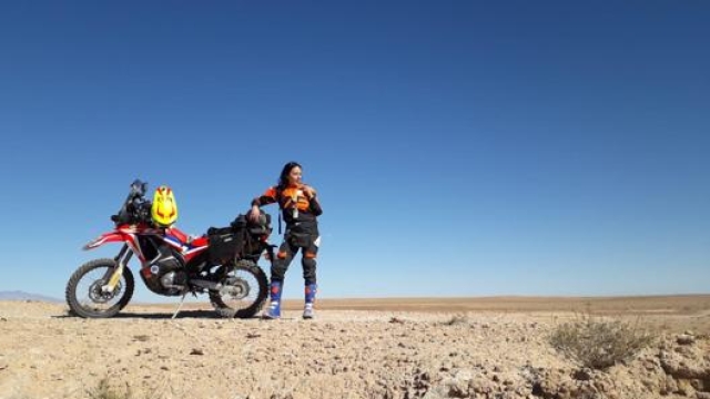 Laura Cola con la sua Honda nel deserto del Marocco