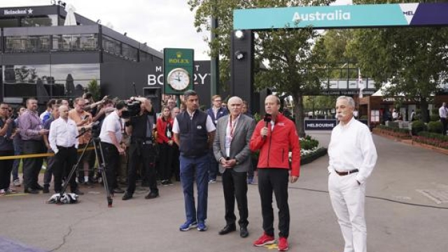 Venerdì scorso a Melbourne l’annuncio della cancellazione del GP: a destra Chase Carey, presidente di F.1 AP