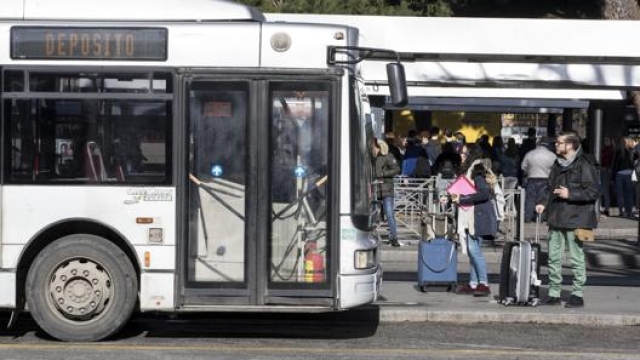 Molte persone smetteranno di usare il trasporto pubblico per paura del contagio. Ansa