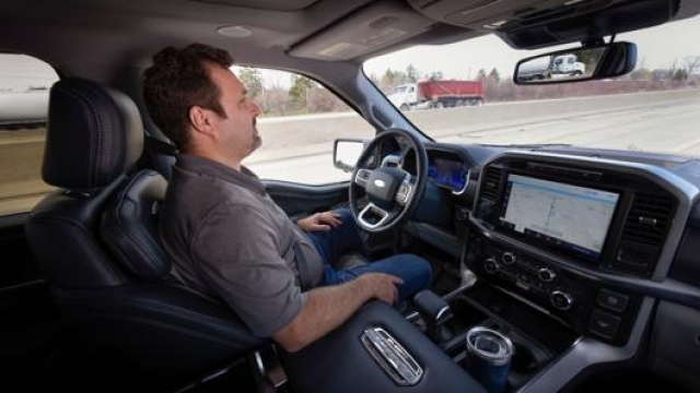 Il nuovo sistema di guida automatizzato della Ford consente di togliere le mani dal volante solo in determinate tratte autostradali