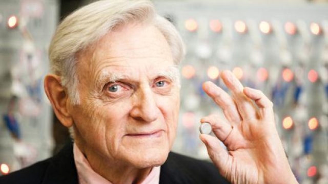 John Bannister Goodenough ha vinto il premio Nobel 2019 per i suoi contributi allo sviluppo delle batterie a ioni di litio