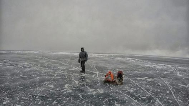 Lorenzo Barone sul Lago Baikal (ghiacciato), il più profondo al mondo