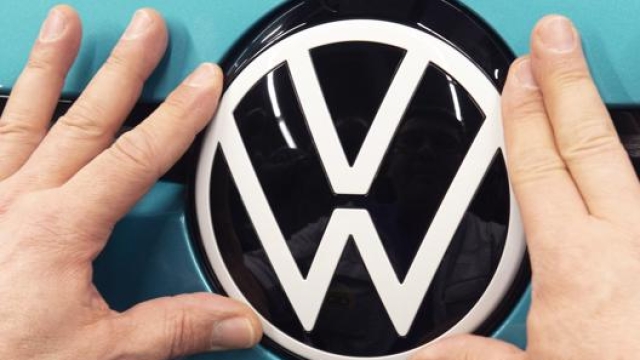 Il nuovo logo Volkswagen presentato a settembre a Francoforte. Ap