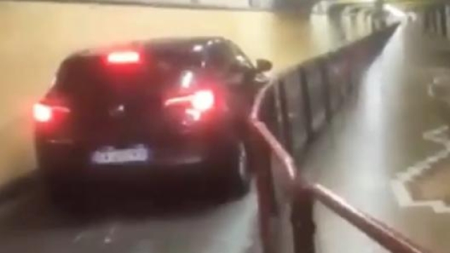 Un fermo immagine del video che immortala l'errore dell'automobilista