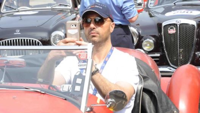 In gara alla Mille Miglia, un selfie ci sta prima di partire