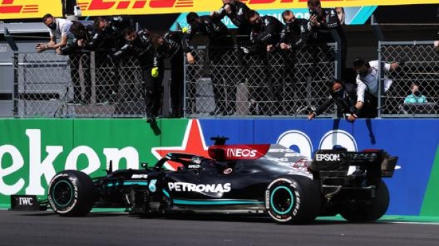 Lewis Hamilton taglia vittorioso il GP del Portogallo. Getty