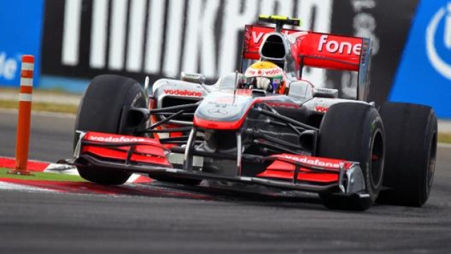 Hamilton al GP di Turchia 2010 con la McLaren messa all'asta. Epa