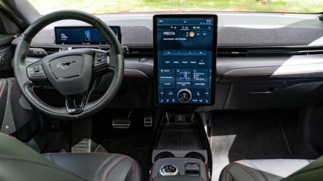 Ford Mustang Mach-E dispone di uno schermo centrale da 15,5’’, mentre il cruscotto digitale misura 10,2’’