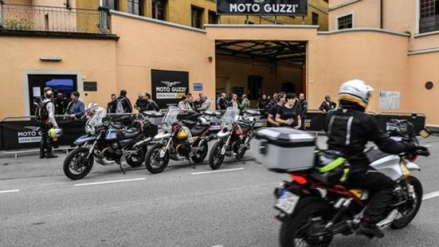 L’ingresso dello stabilimento Moto Guzzi a Mandello del Lario