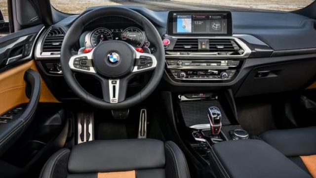 Gli interni della BMW X3 M sono specifici, con sedili M Sport, cockpit e rivestimenti in pelle e come optional Alcantara. Di serie fari a Led, altoparlanti hi-fi e il pacchetto di navigazione Connected Drive
