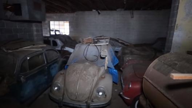 Ben due Volkswagen Maggiolino ritrovati nel fienile. Immagini del canale YouTube IronTrap Garage